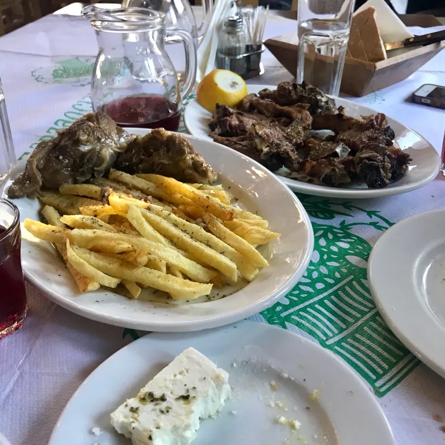 Παϊδάκια, πατάτες και φέτα