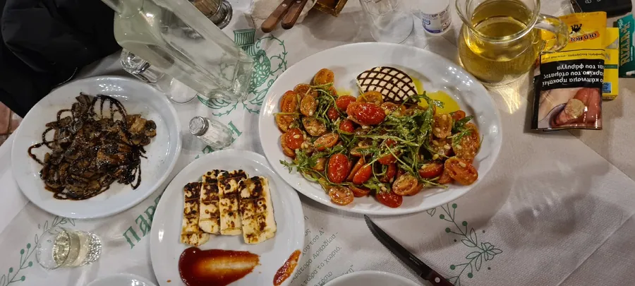Τραπέζι με χόρτα, χαλούμι και σαλάτα