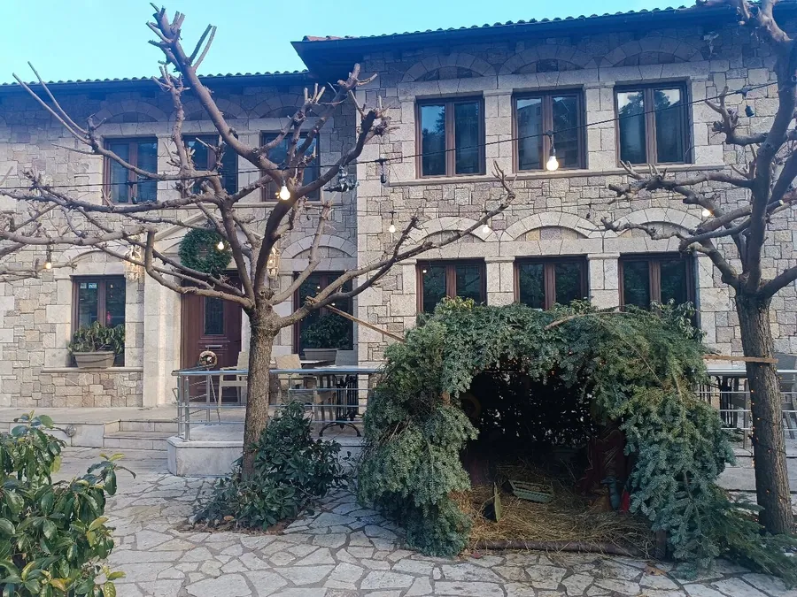 Η πέτρινη αυλή